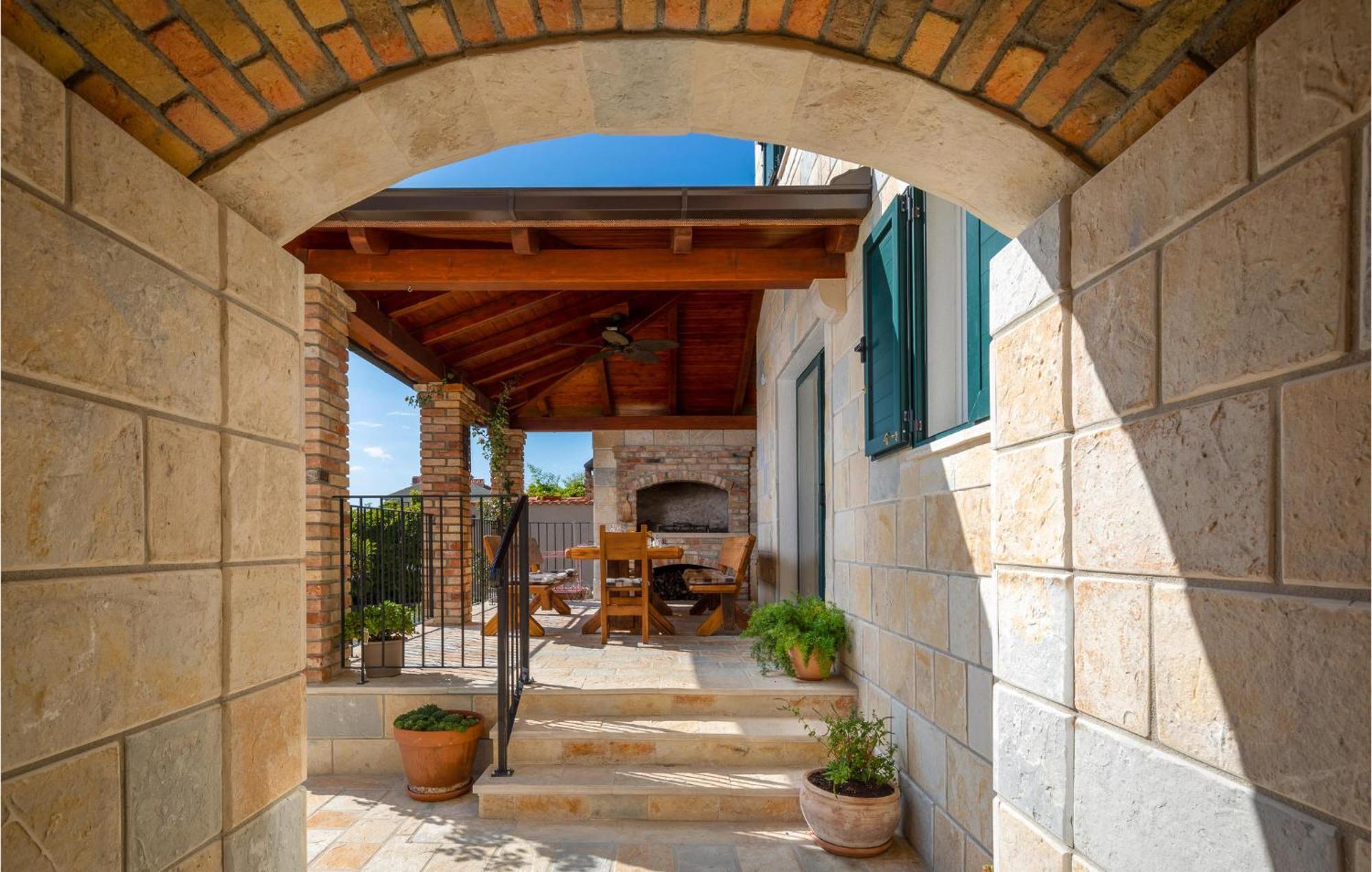 Cozy Home In Zrnovnica With Wifi Εξωτερικό φωτογραφία