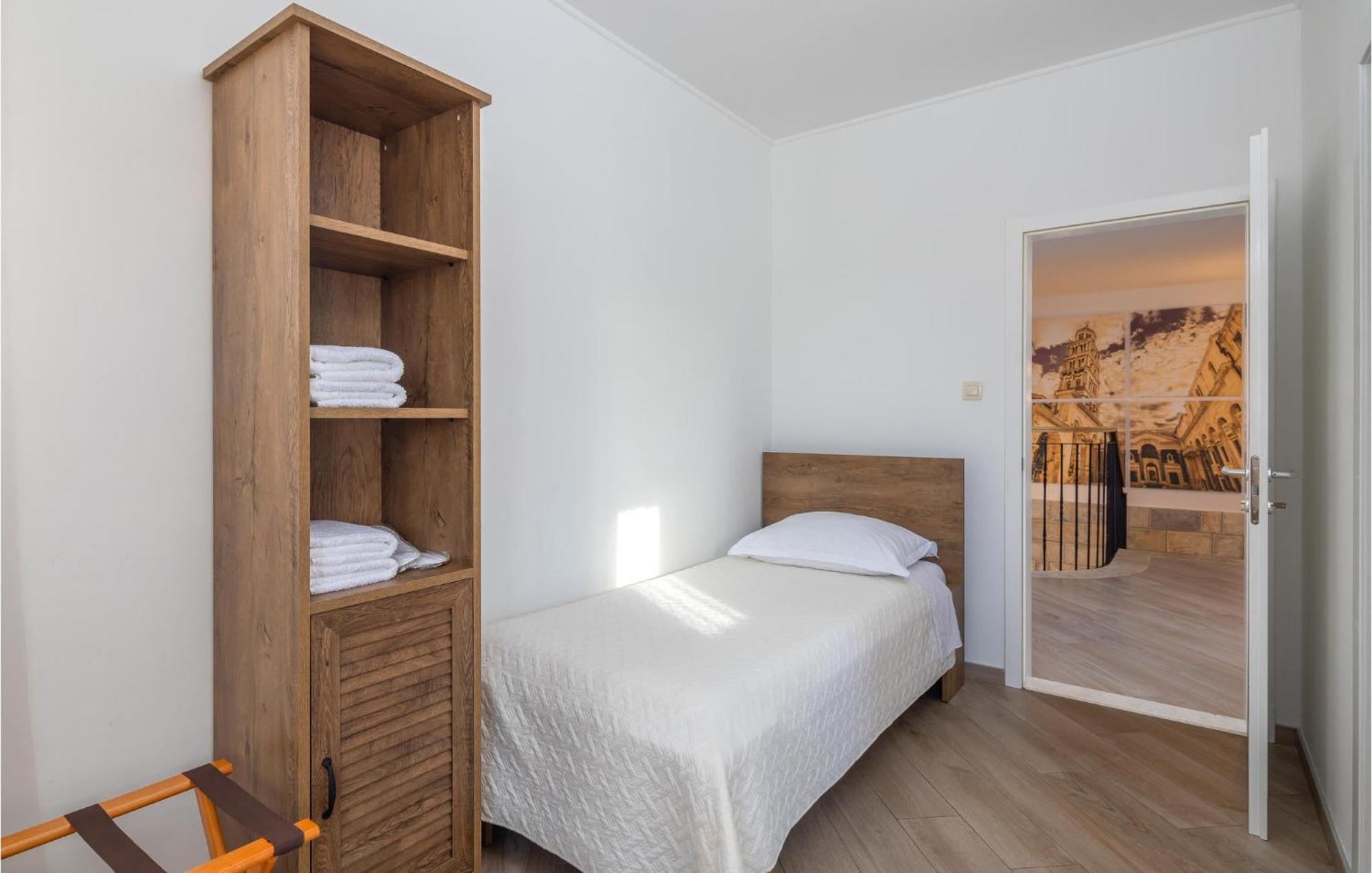 Cozy Home In Zrnovnica With Wifi Εξωτερικό φωτογραφία
