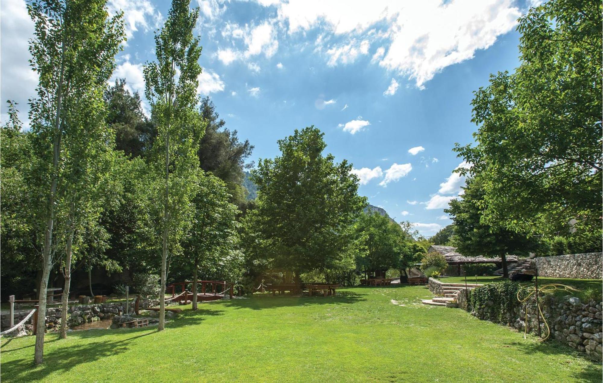 Cozy Home In Zrnovnica With Wifi Εξωτερικό φωτογραφία