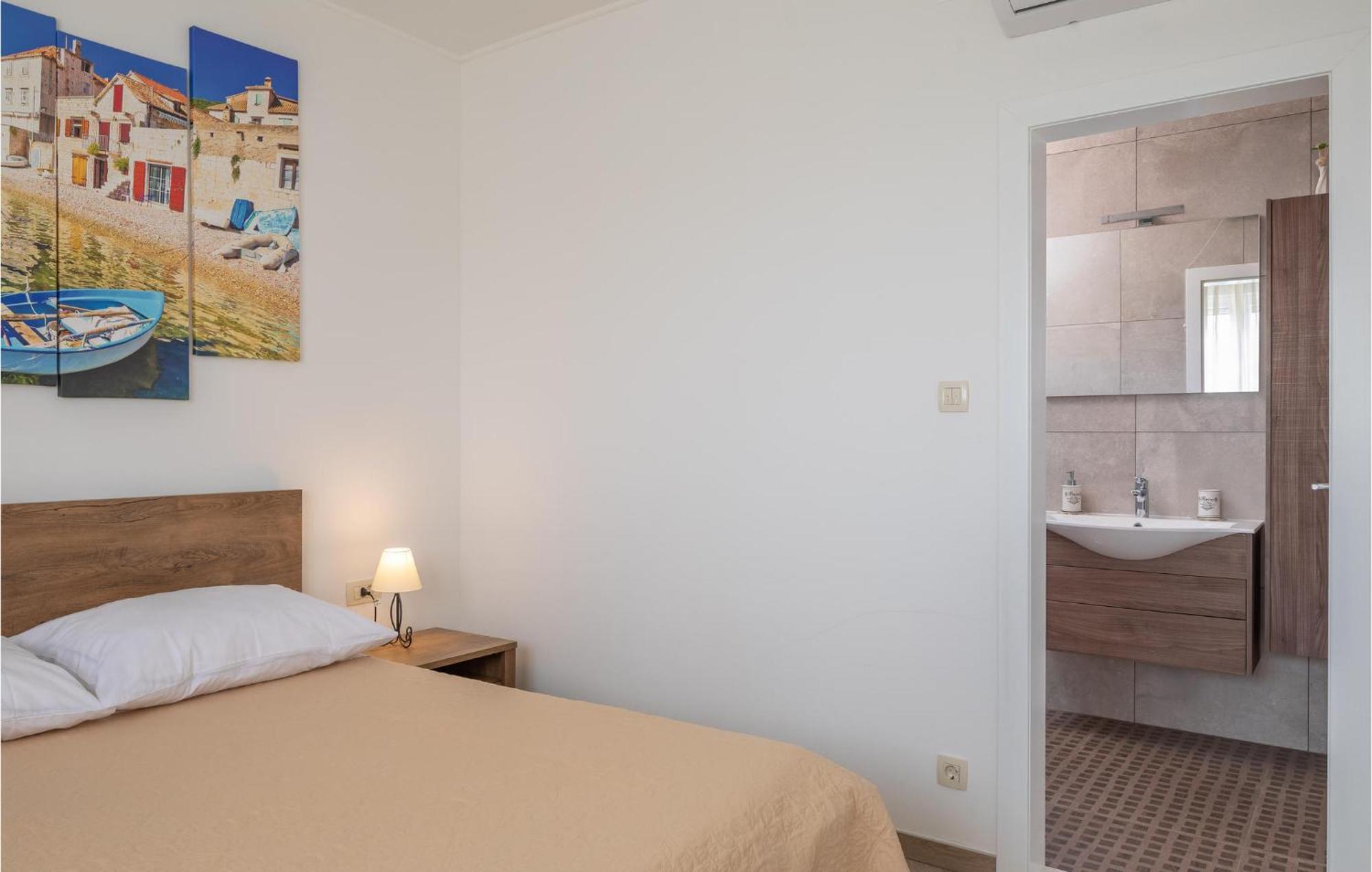 Cozy Home In Zrnovnica With Wifi Εξωτερικό φωτογραφία