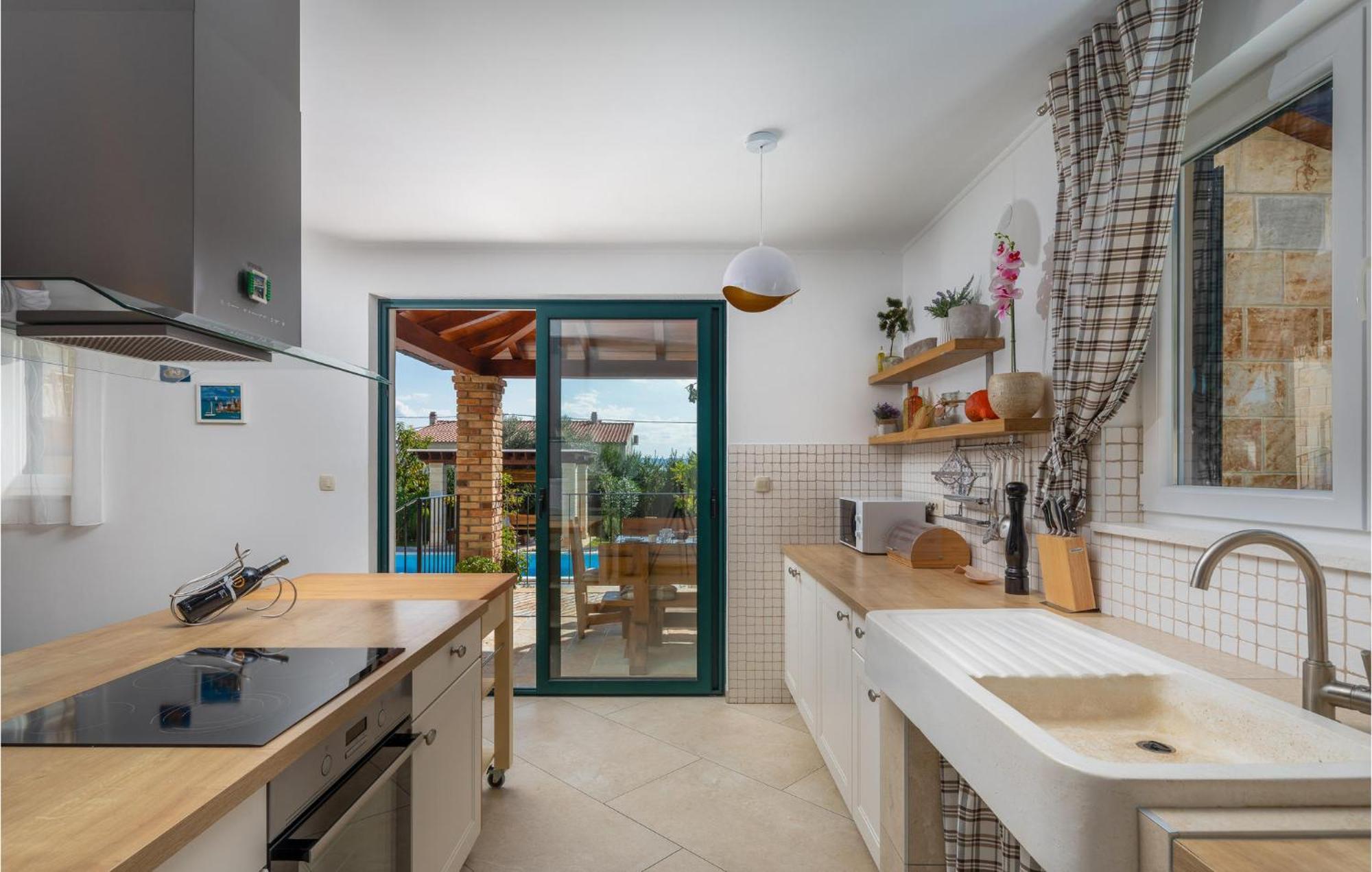 Cozy Home In Zrnovnica With Wifi Εξωτερικό φωτογραφία