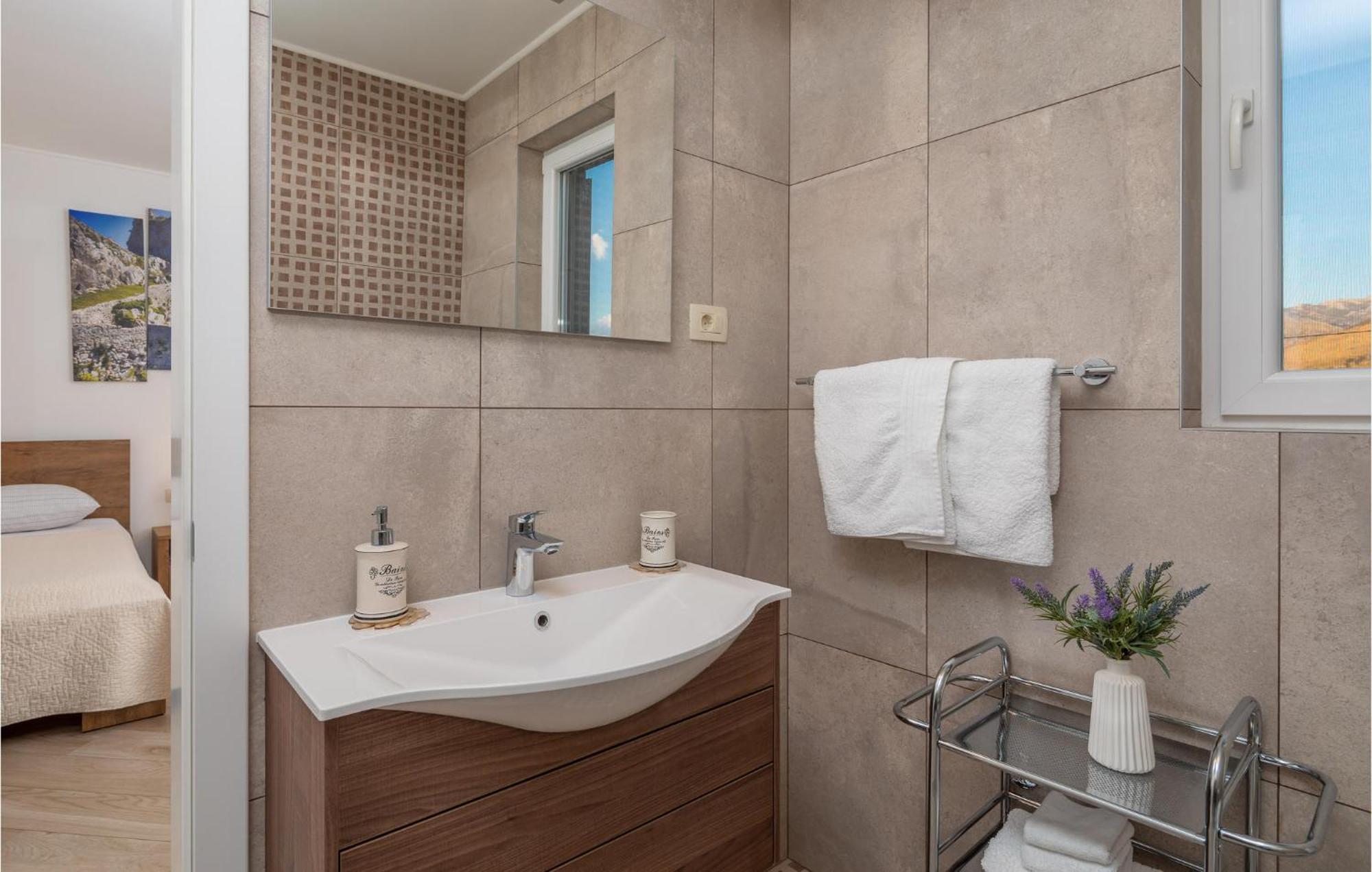 Cozy Home In Zrnovnica With Wifi Εξωτερικό φωτογραφία