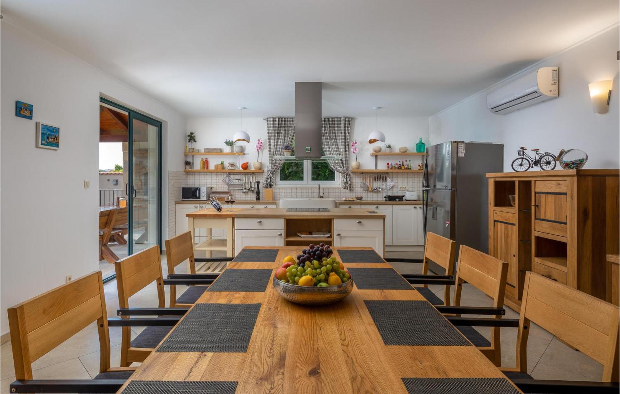 Cozy Home In Zrnovnica With Wifi Εξωτερικό φωτογραφία