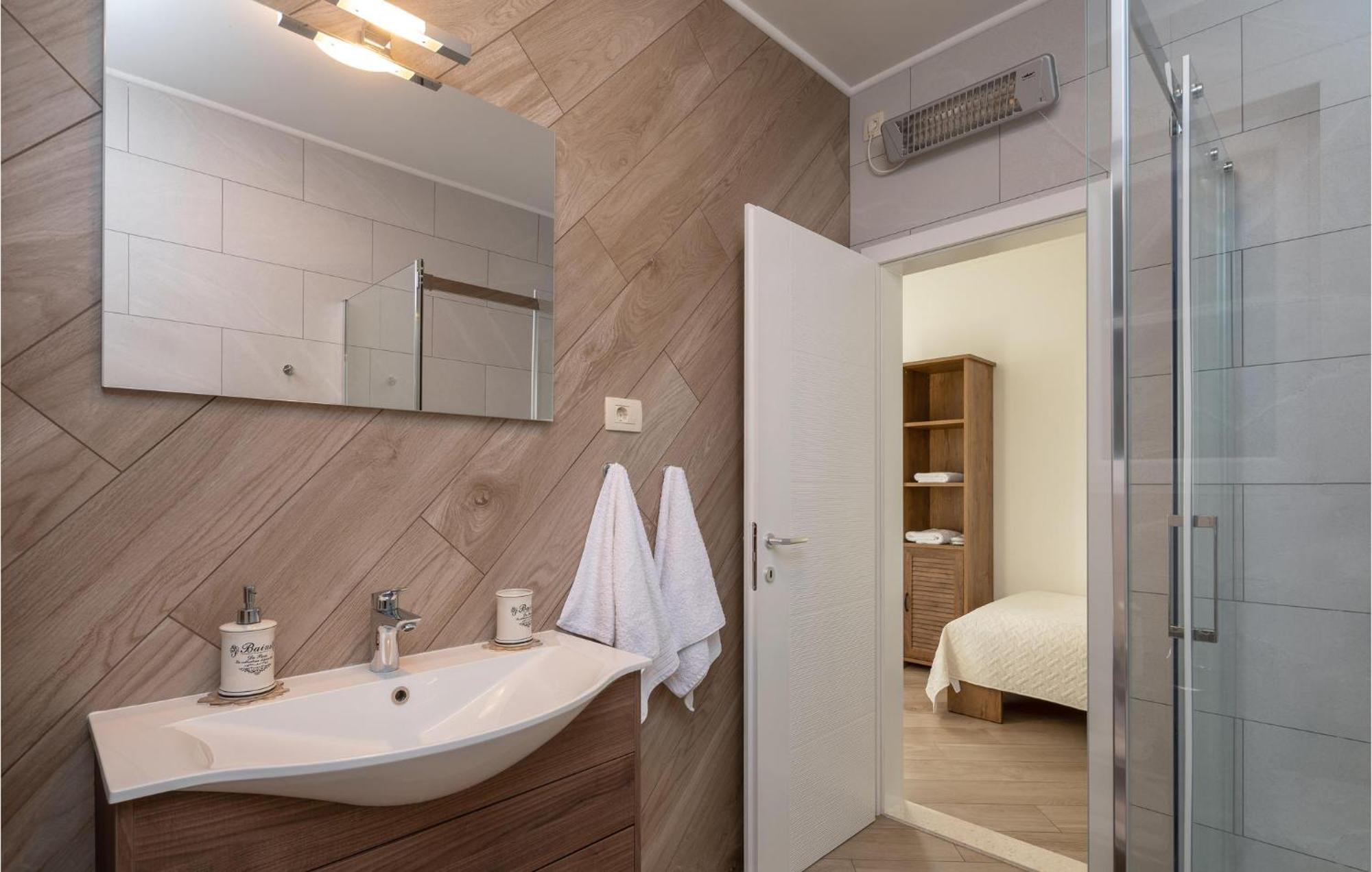 Cozy Home In Zrnovnica With Wifi Εξωτερικό φωτογραφία