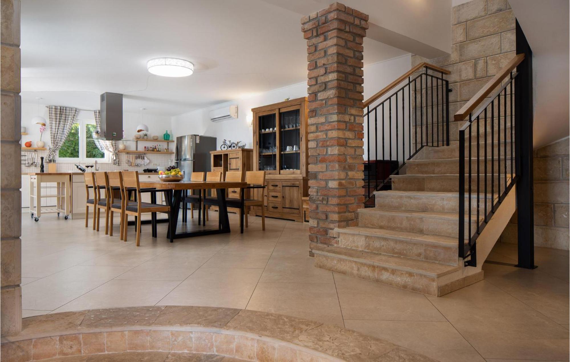 Cozy Home In Zrnovnica With Wifi Εξωτερικό φωτογραφία
