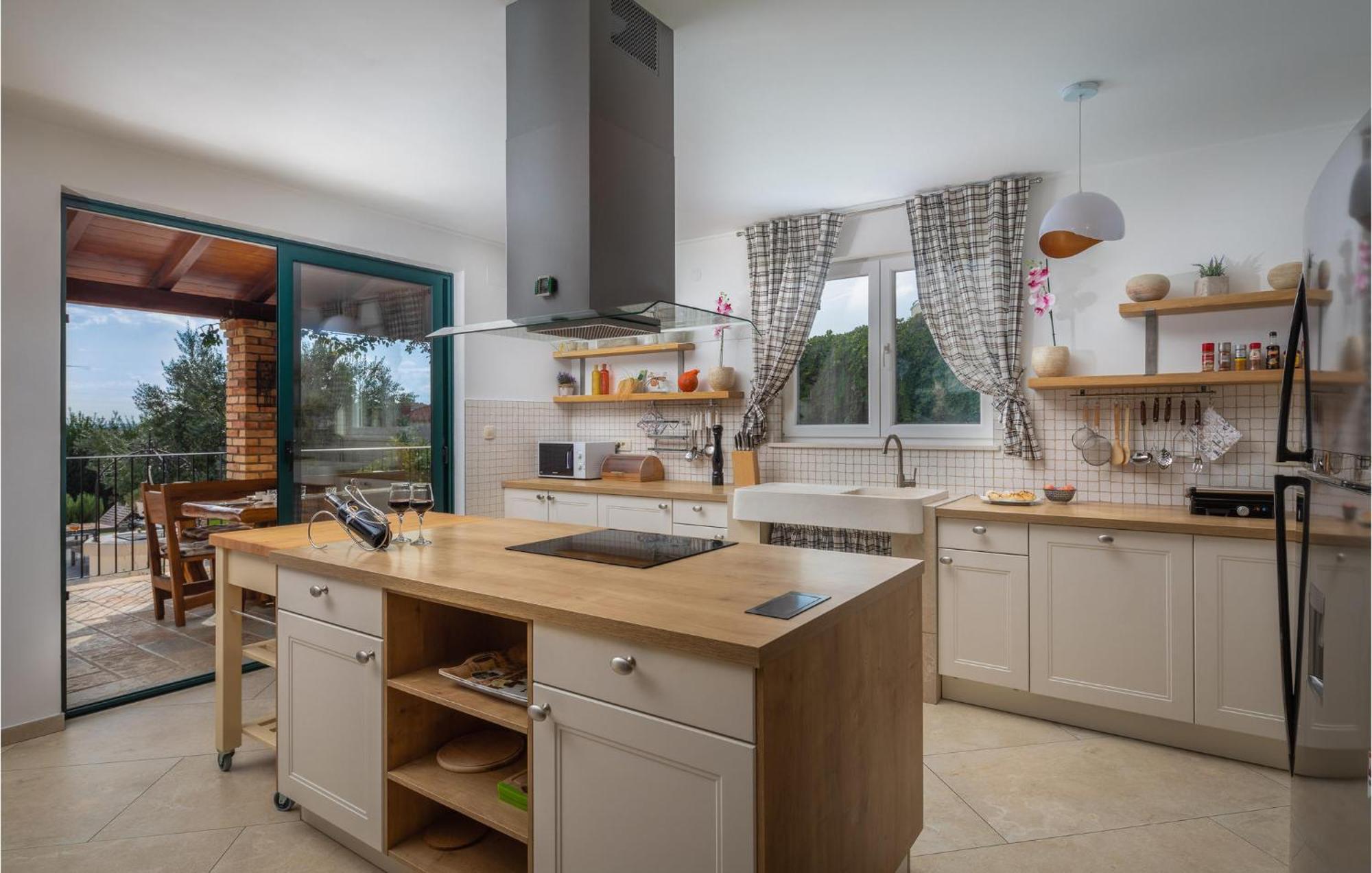 Cozy Home In Zrnovnica With Wifi Εξωτερικό φωτογραφία