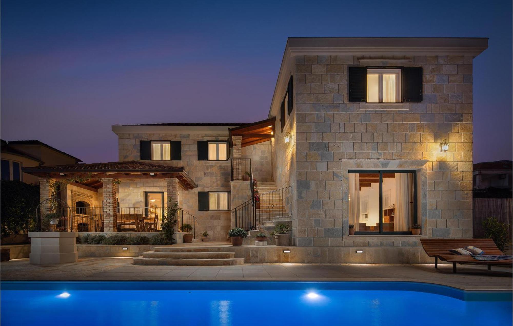 Cozy Home In Zrnovnica With Wifi Εξωτερικό φωτογραφία