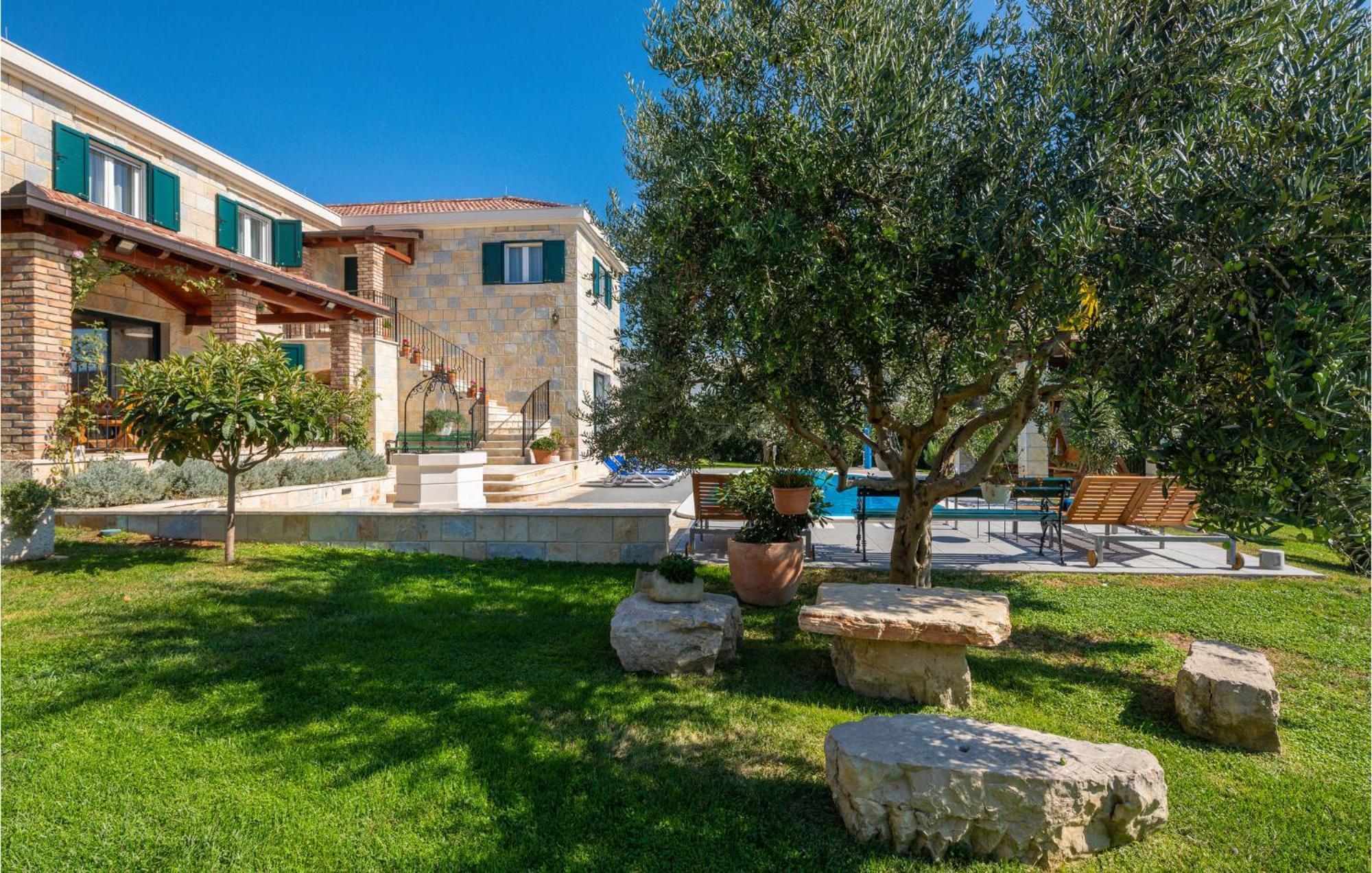 Cozy Home In Zrnovnica With Wifi Εξωτερικό φωτογραφία