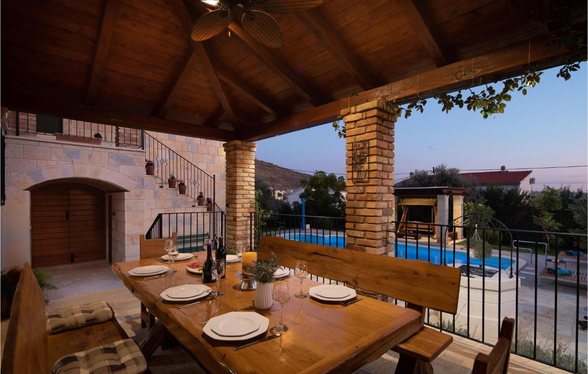Cozy Home In Zrnovnica With Wifi Εξωτερικό φωτογραφία