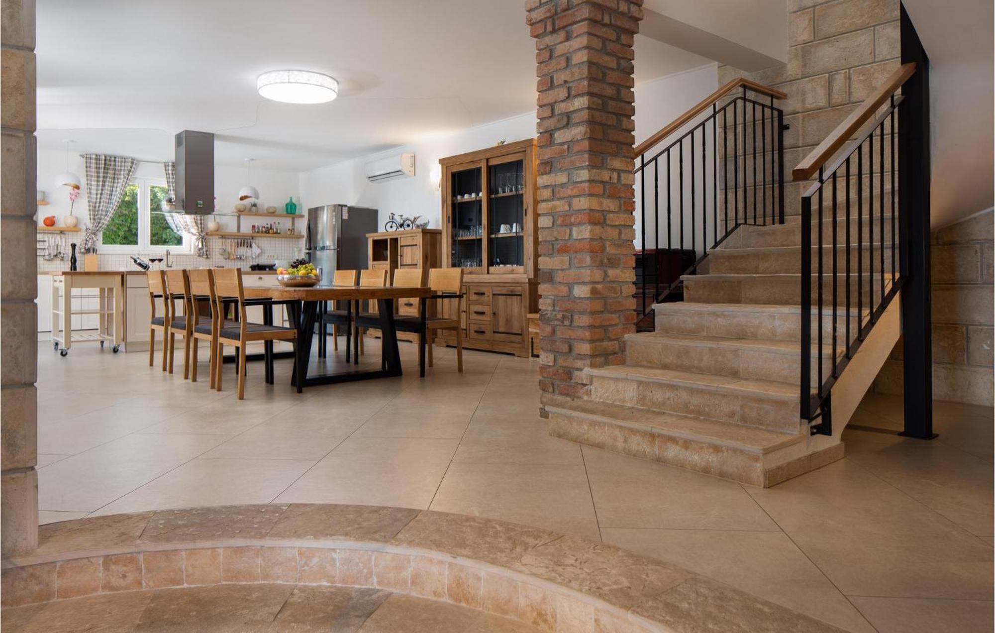 Cozy Home In Zrnovnica With Wifi Εξωτερικό φωτογραφία